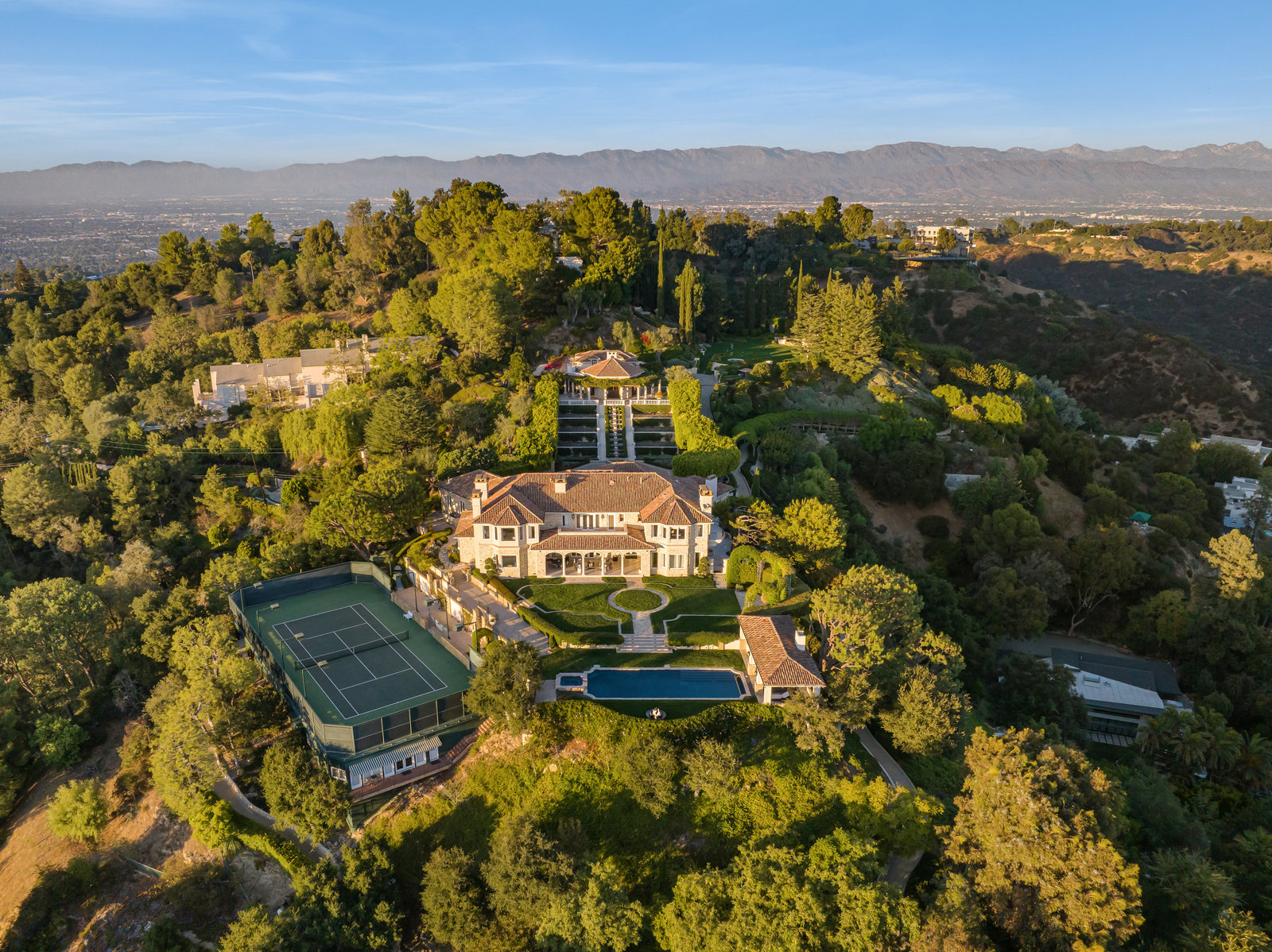 Bel-Air hilltop compound with tennis court and mountain views